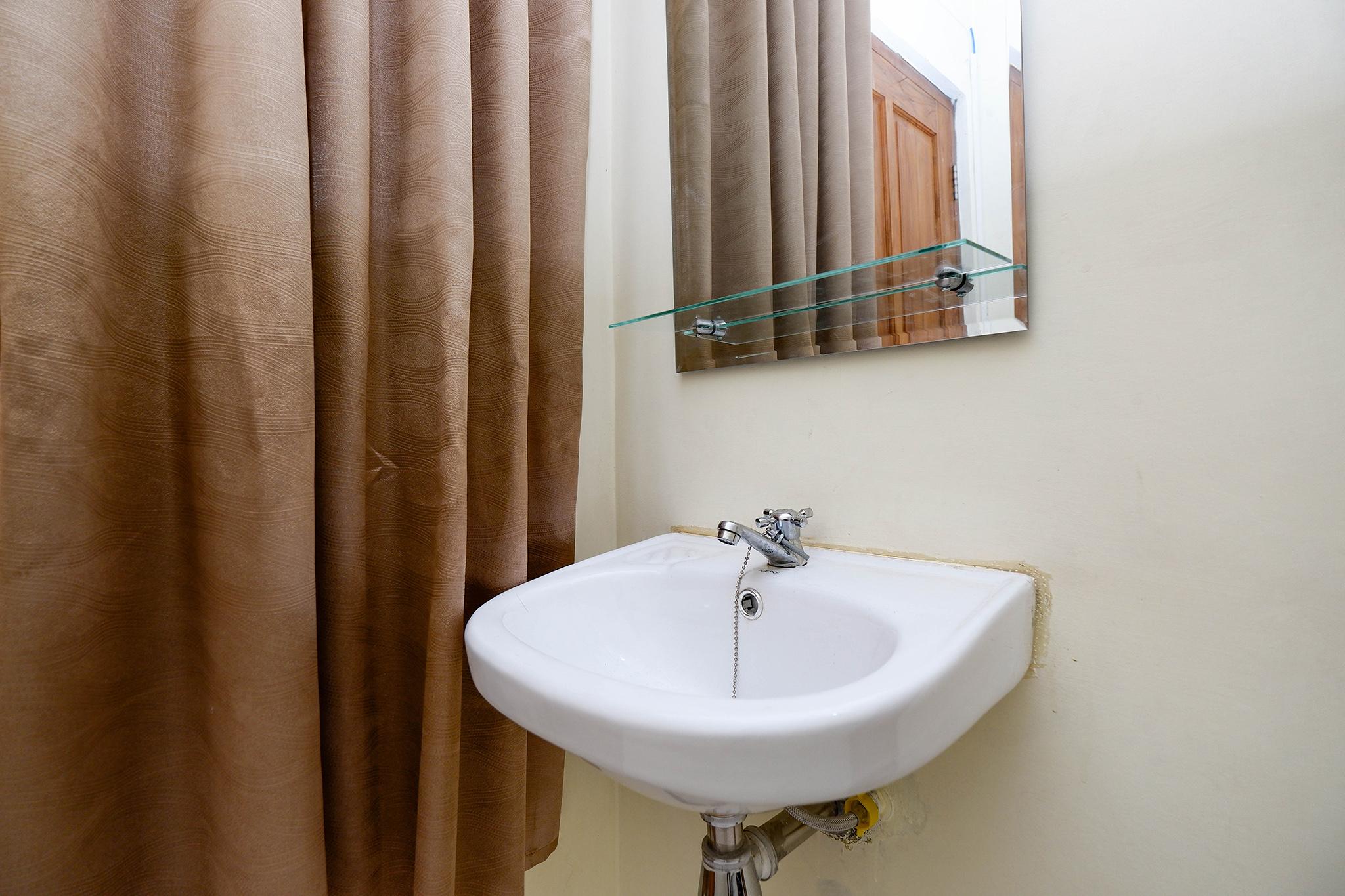 OYO 2258 Santana Syariah Guest House Kartosuro Luaran gambar