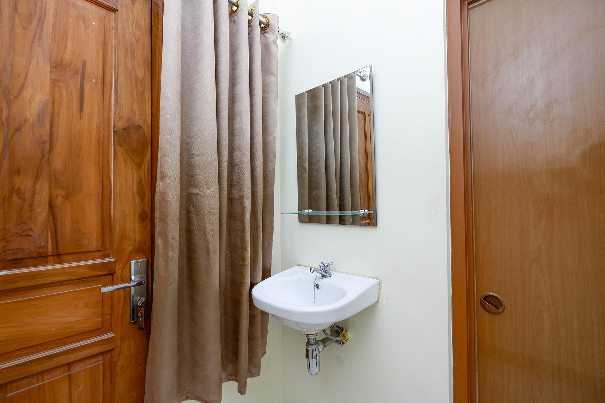 OYO 2258 Santana Syariah Guest House Kartosuro Luaran gambar