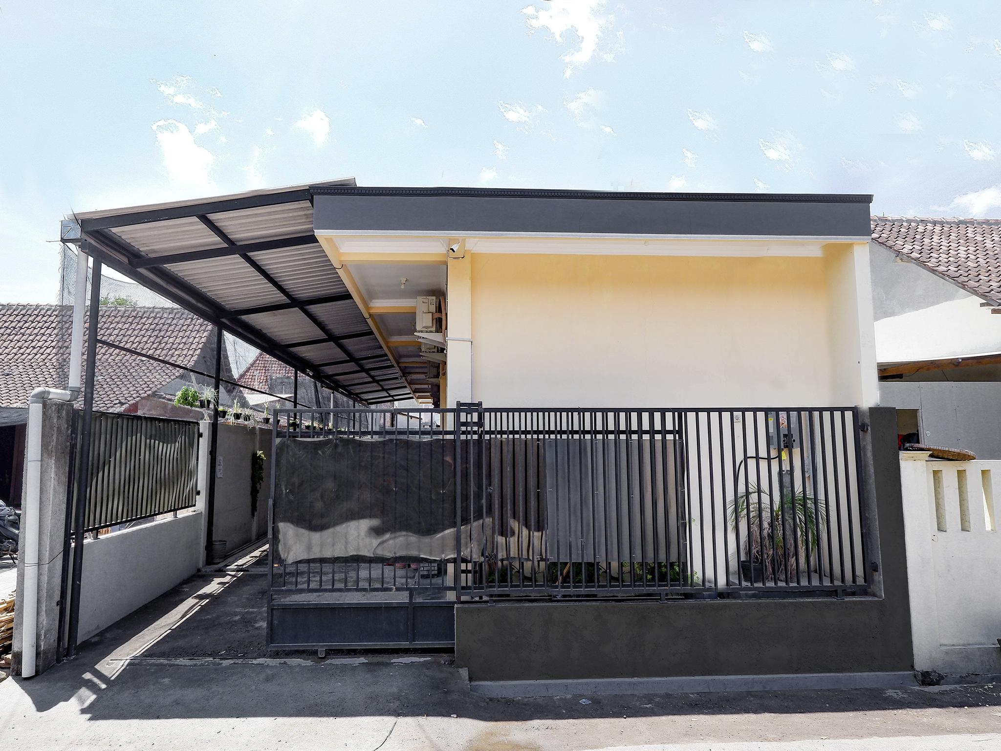 OYO 2258 Santana Syariah Guest House Kartosuro Luaran gambar