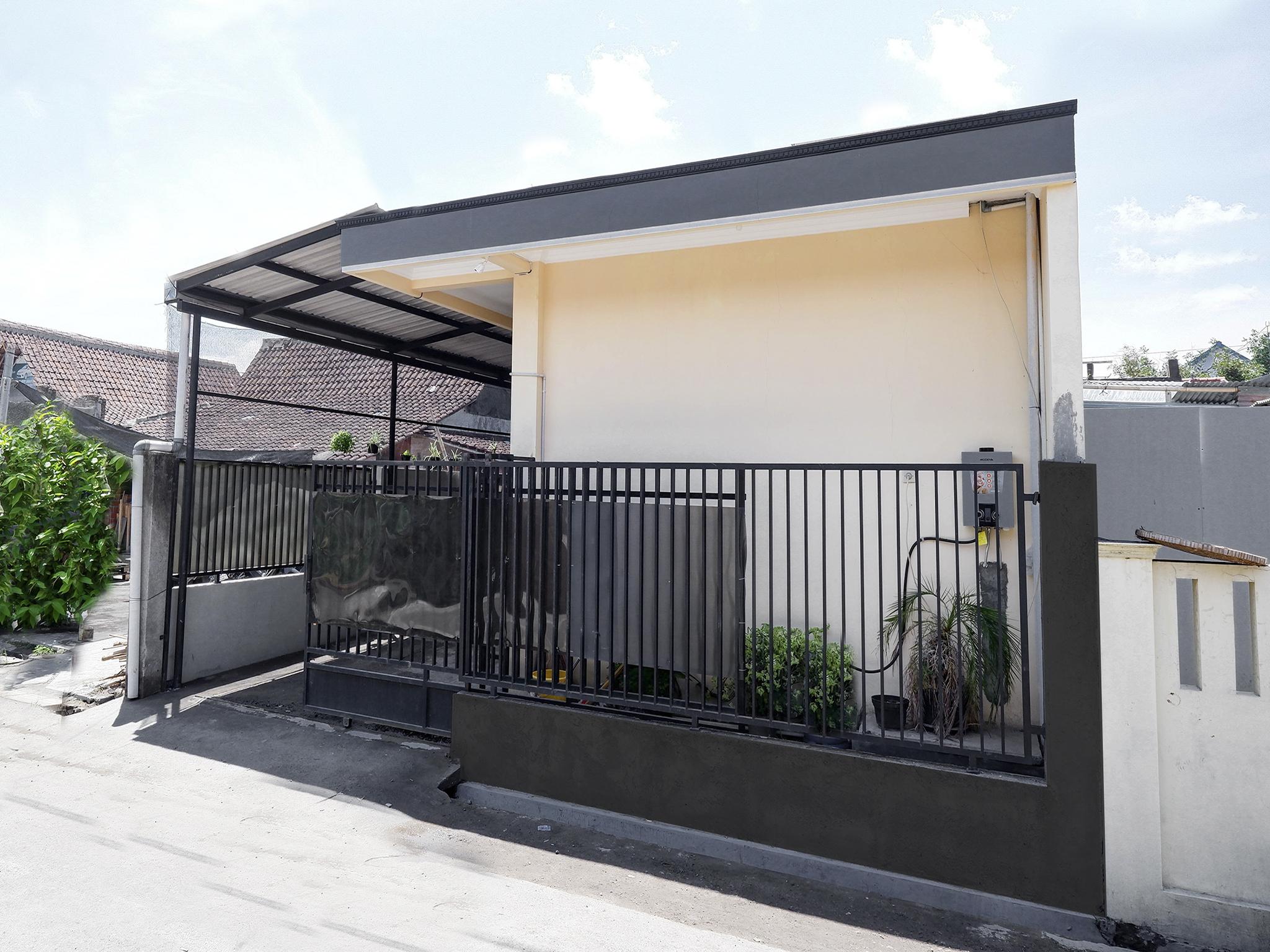 OYO 2258 Santana Syariah Guest House Kartosuro Luaran gambar