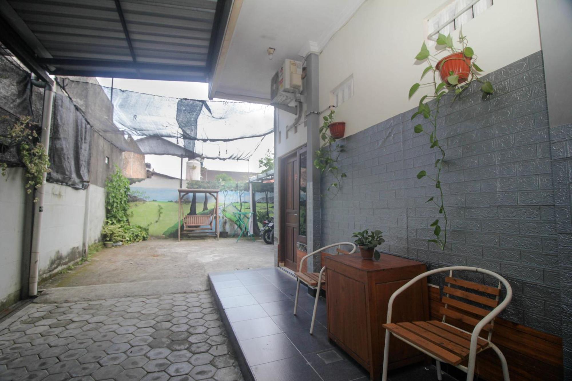OYO 2258 Santana Syariah Guest House Kartosuro Luaran gambar