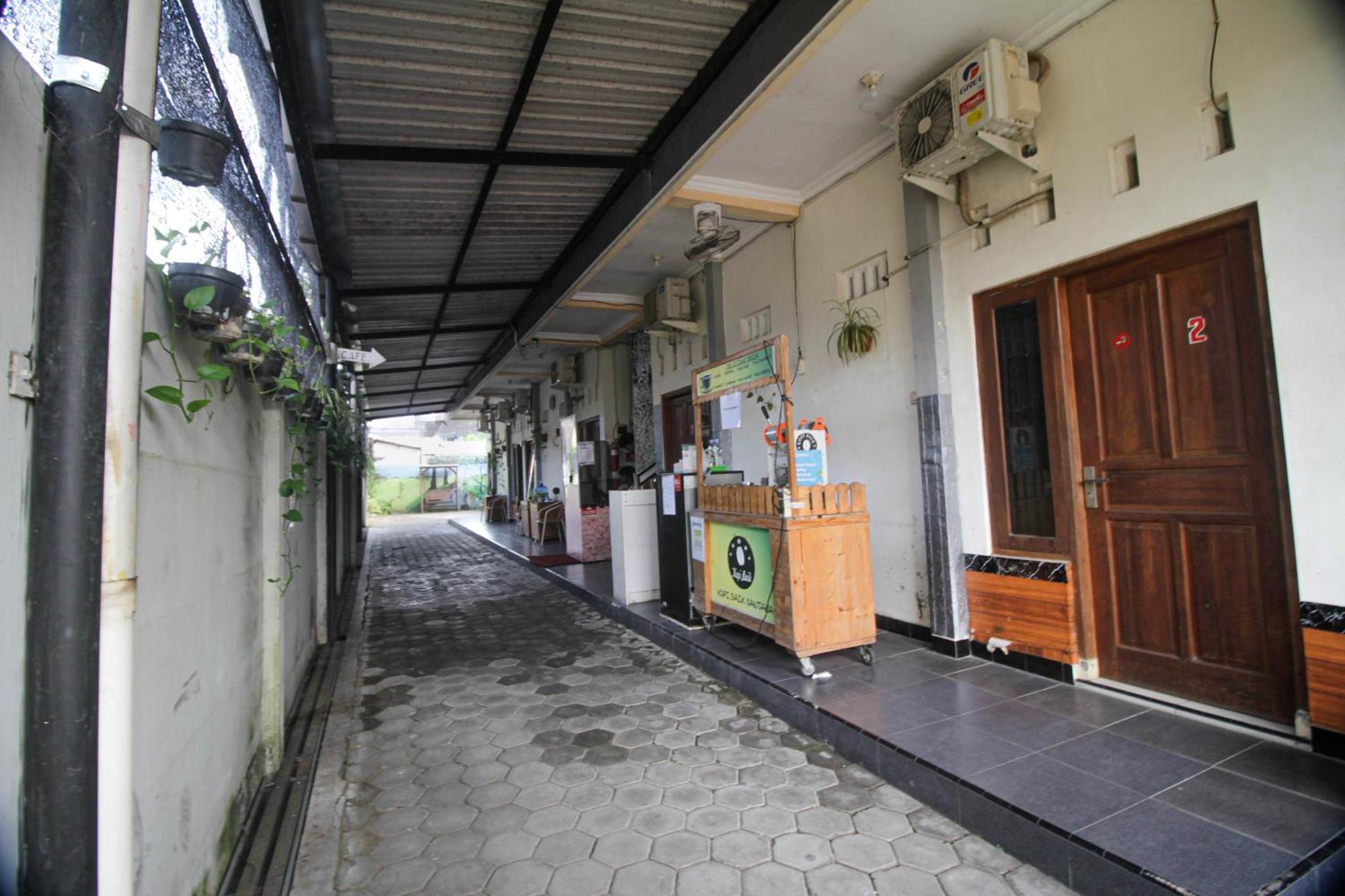 OYO 2258 Santana Syariah Guest House Kartosuro Luaran gambar